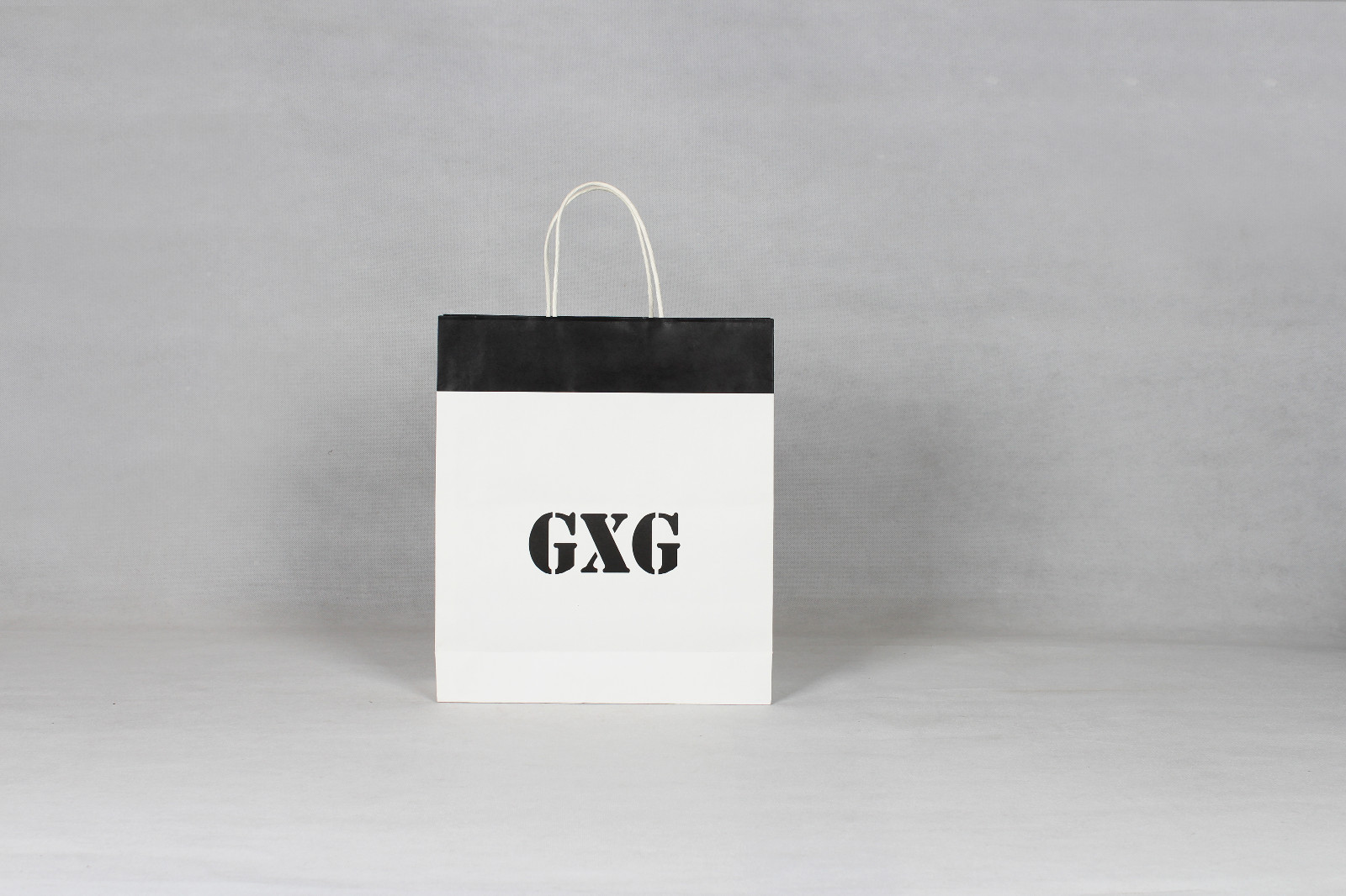 覆膜與不覆膜的服裝紙袋哪個(gè)好？
